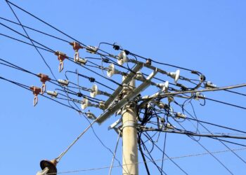 Nova lei foi aprovada no Brasil e dará fim aos postes de luz