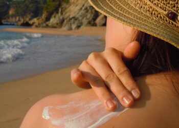 Por que o protetor solar derrete no verão e como fazer durar mais na pele