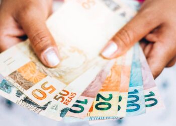 O reajuste do salário mínimo em 2025 mexe com benefícios, FGTS e INSS, mas o efeito no bolso depende