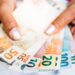 O reajuste do salário mínimo em 2025 mexe com benefícios, FGTS e INSS, mas o efeito no bolso depende