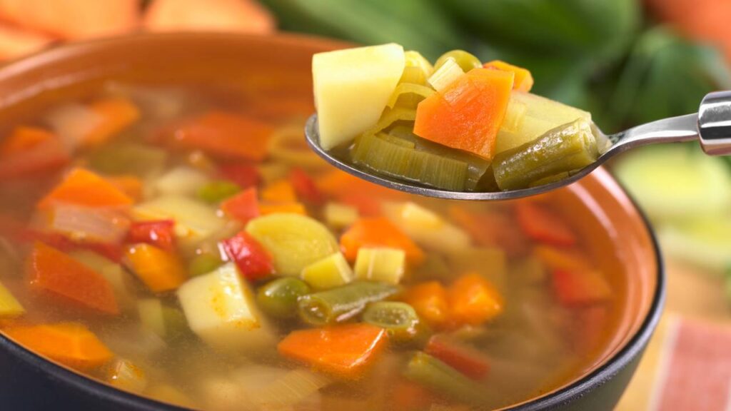 Receita de sopa de legumes é a escolha perfeita para dias mais frios