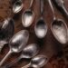 Nem escova, nem palha de aço: solução rápida que recupera talheres oxidados em minutos