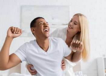 Como a ciência explica o motivo de algumas pessoas sentirem cócegas em si mesmas