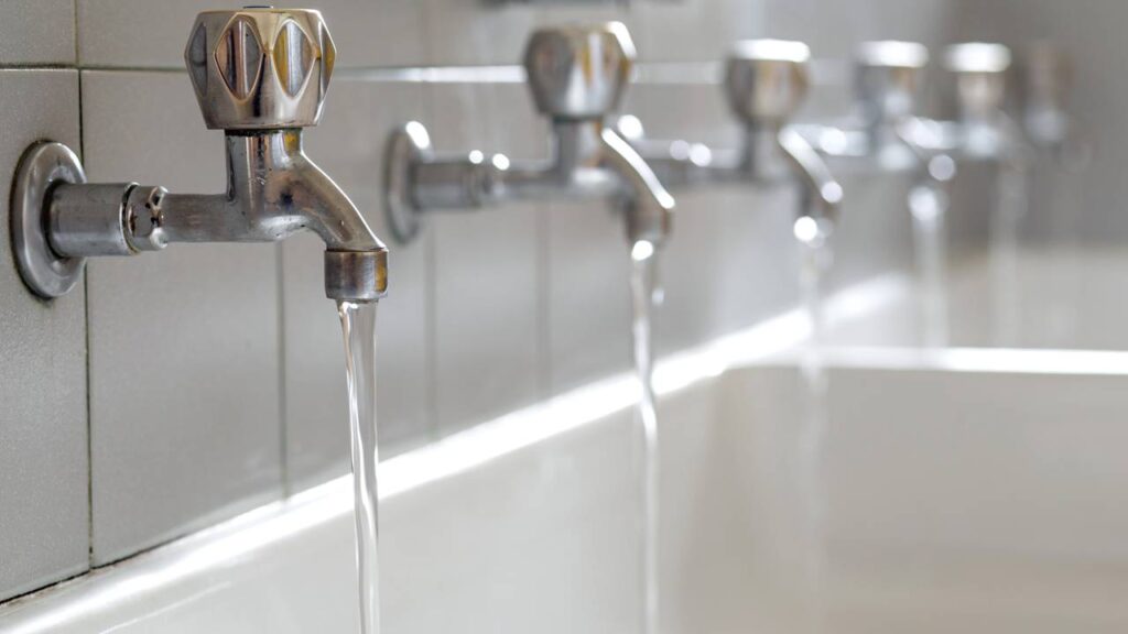 Maneiras simples de reduzir o consumo de água sem mudar a rotina da casa