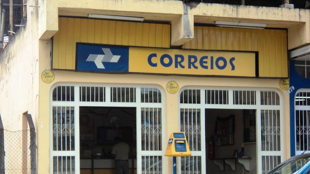 O falso SMS dos Correios dizendo que sua encomenda está retida na alfândega
