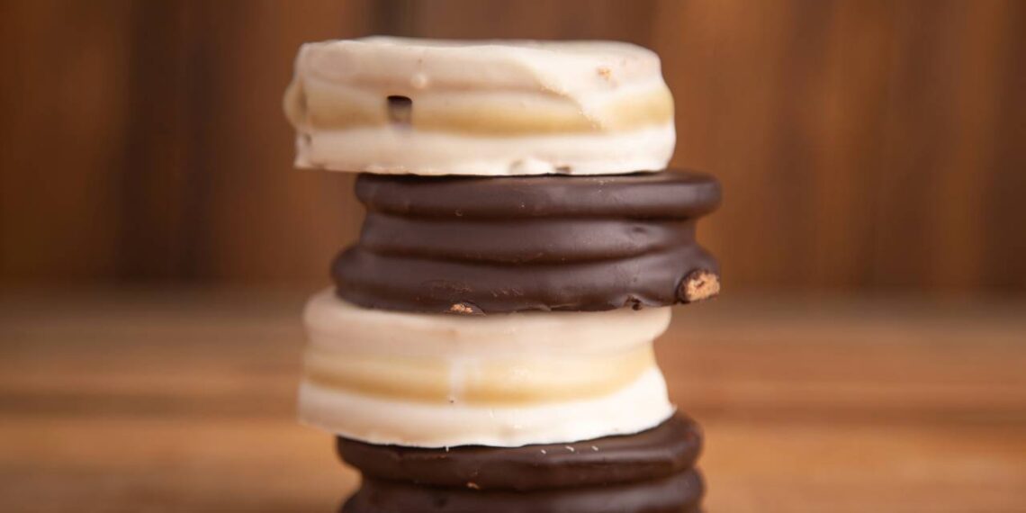 Aprenda a fazer alfajores caseiros com ingredientes que você tem no armário em 10 minutos
