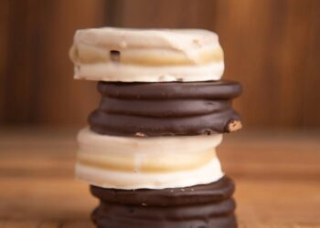 Aprenda a fazer alfajores caseiros com ingredientes que você tem no armário em 10 minutos