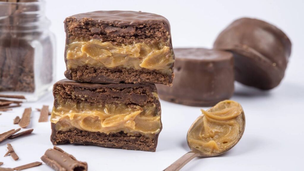 Aprenda a fazer alfajores caseiros com ingredientes que você tem no armário em 10 minutos
