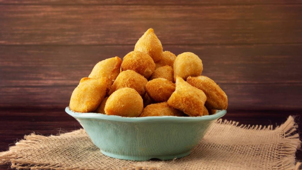 Receita para fazer bolinhas de queijo cremosas em 10 minutos