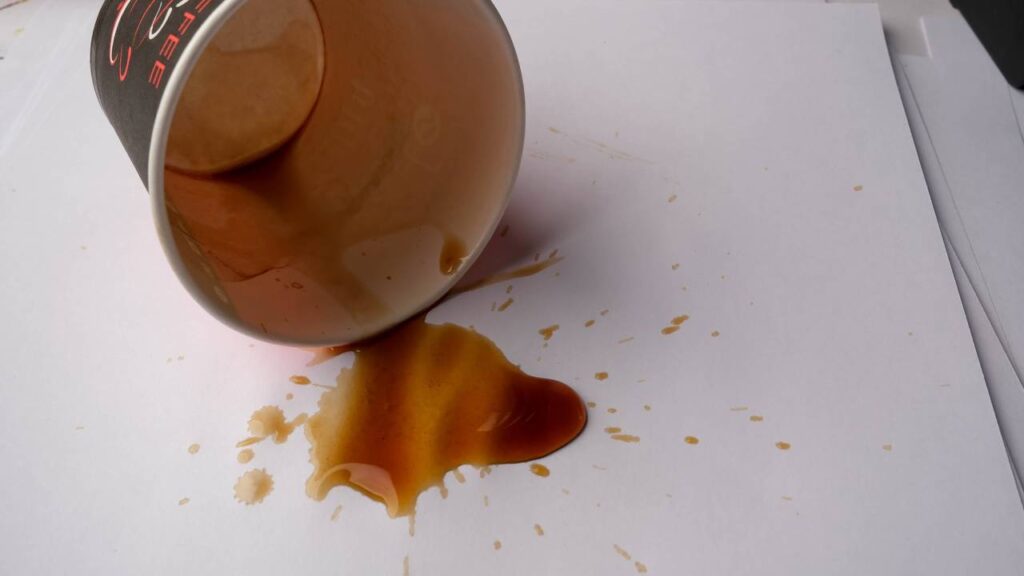 Nem água sanitária, nem desinfetante: casca de ovo moída que tira mancha de caneca de café pra sempre