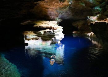 A antiga capital mundial do diamante onde o sol desenha feixes azuis dentro de grutas e guarda cachoeira de 340 metros
