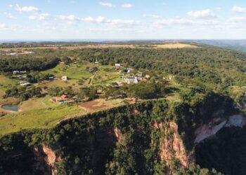 O portal místico do Brasil onde cachoeiras despencam de paredões gigantes