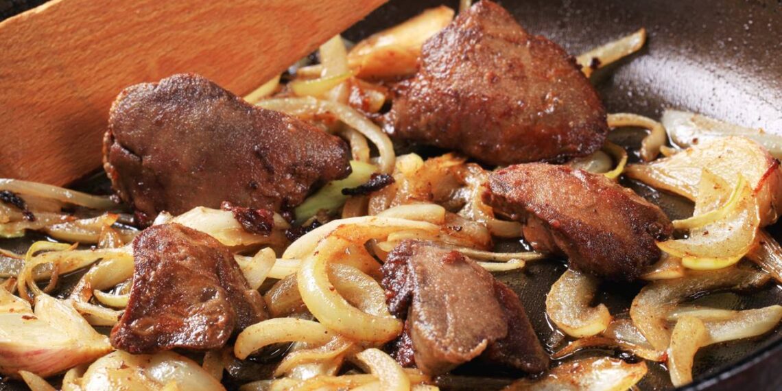 Frango na frigideira em 15 minutos vira jantar rápido de dezembro