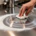 Com farinha e com detergente você consegue polir o inox da cozinha