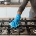 Criei sprays desengordurantes caseiros para a cozinha usando poucos ingredientes da despensa e abandonei de vez os produtos comerciais