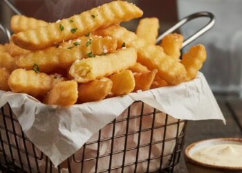 Descobrimos o segredo para fritar batata crocante por fora e macia por dentro