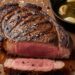 O segredo dos chefs para fazer um bife perfeito usando manteiga, alho e ervas
