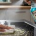Misturinha com sabão azul e vinagre tira gordura da cozinha em segundos