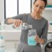 Truque com vinagre e amaciante para deixar o banheiro com cheiro de hotel, você nunca mais vai gastar com produtos caros depois que testar isso