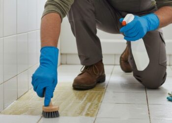 Truque simples para deixar o rejunte branco usando vinagre e água oxigenada, é rápido e pode ser aplicado em qualquer cômodo da casa