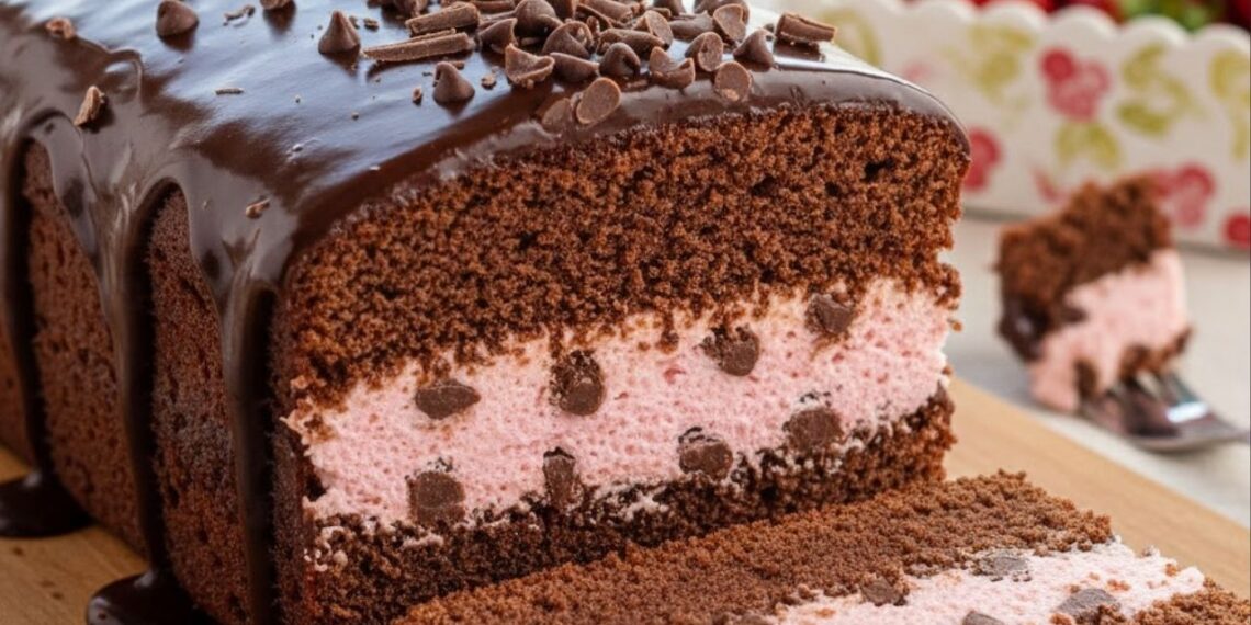 Este bolo gelado de morango com chocolate vai ser sua sobremesa de verão favorita