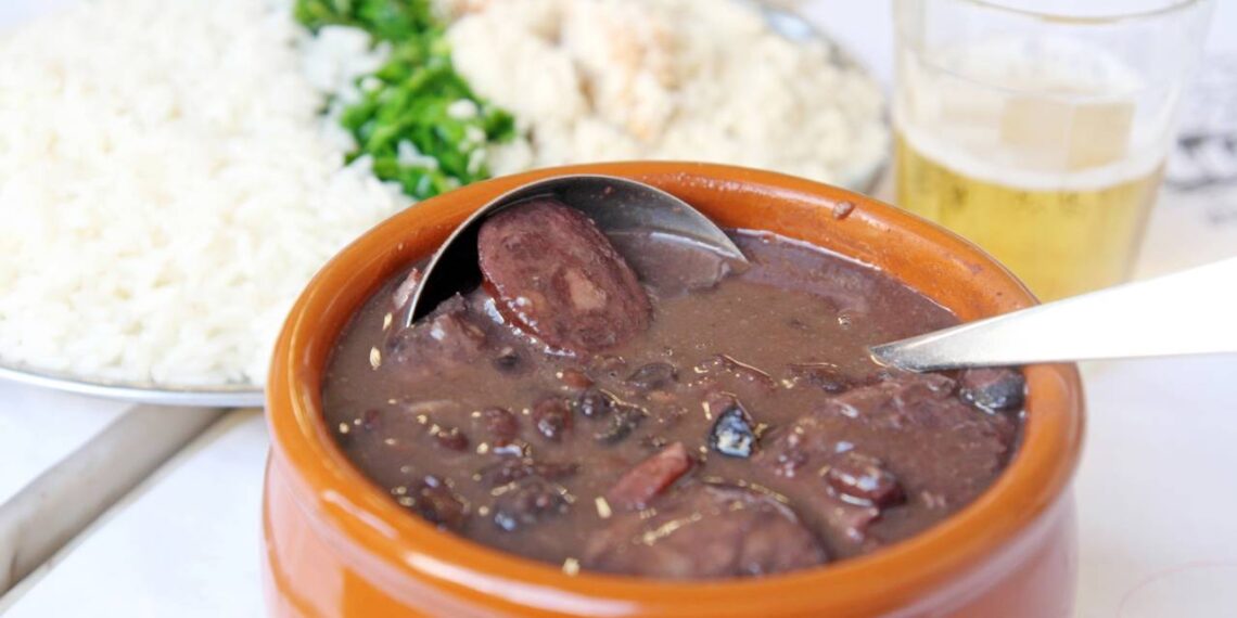 Receita de feijoada rápida e gostosa que salva qualquer almoço de sábado