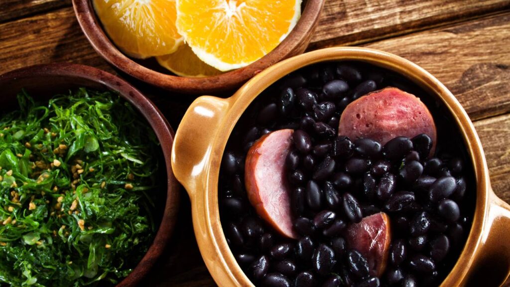 Receita de feijoada rápida e gostosa que salva qualquer almoço de sábado