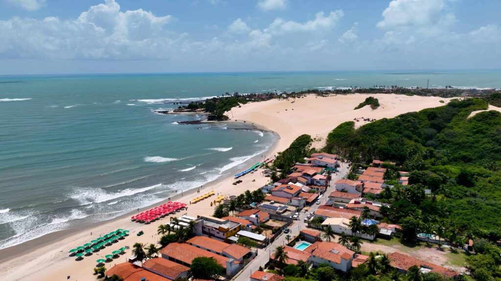 Dunas que mudam de lugar toda semana e quase foram palco de uma invasão militar: o vilarejo que virou um paraíso do nordeste com uma lagoa azul-turquesa e mar morno