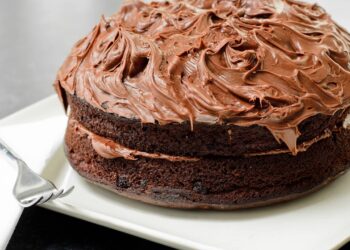 Receita de bolo de chocolate que salva qualquer sobremesa com poucos ingredientes