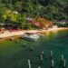 A vila com 5 mil moradores e 106 praias onde carros são proibidos e as águas transparentes figuram em rankings mundiais