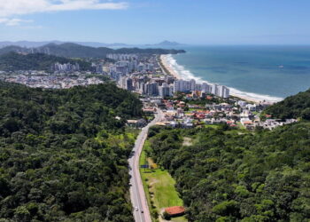 A cidade catarinense com 7 praias cercadas por Mata Atlântica que virou a única parada brasileira da maior regata oceânica do planeta