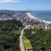 A cidade catarinense com 7 praias cercadas por Mata Atlântica que virou a única parada brasileira da maior regata oceânica do planeta