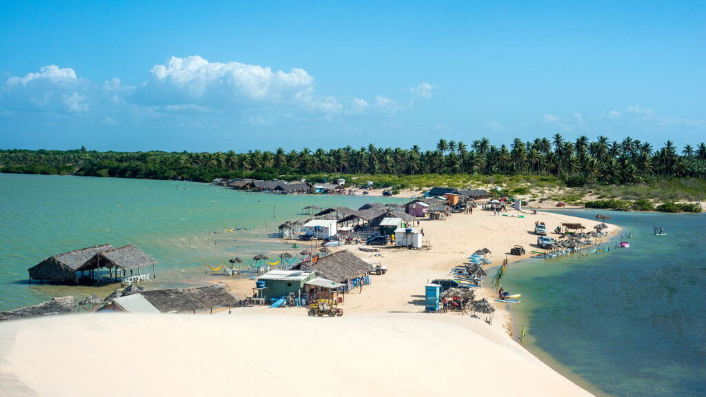 O Caribe Brasileiro de águas mornas e lagoas azul-turquesa no litoral