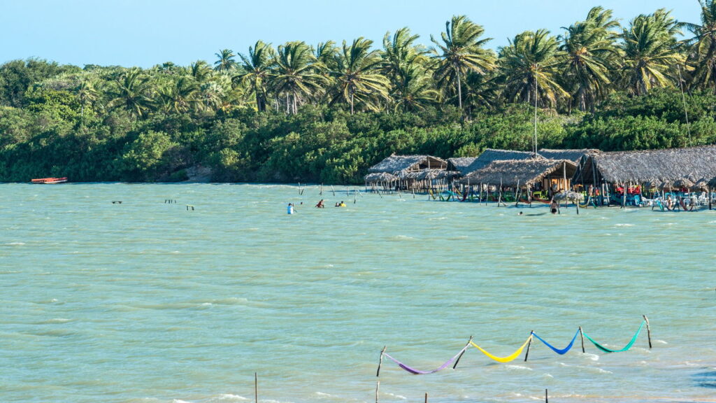 O Caribe Brasileiro de águas mornas e lagoas azul-turquesa no litoral
