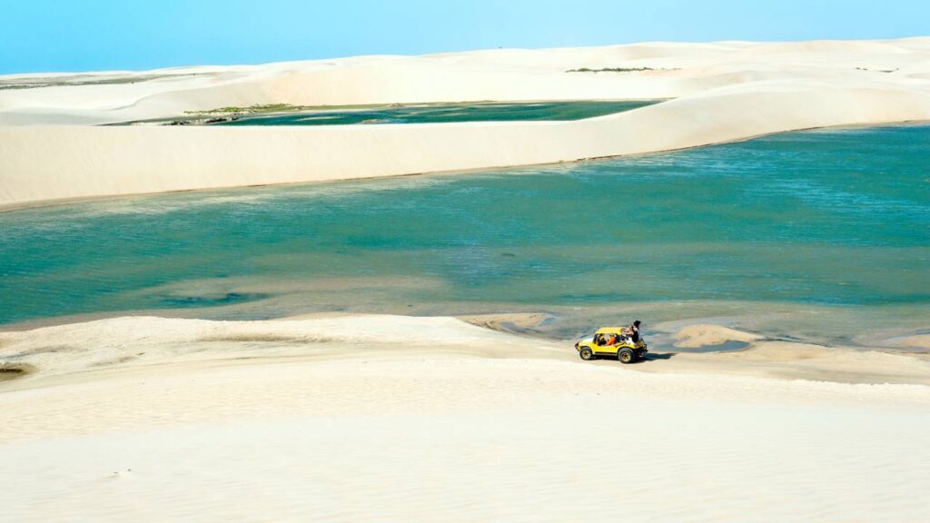 O Caribe Brasileiro de águas mornas e lagoas azul-turquesa no litoral