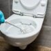 Nem só vinagre, nem apenas água sanitária: o segredo para um vaso sem manchas