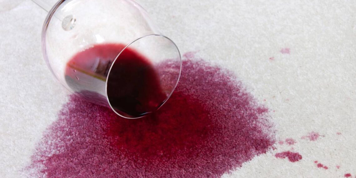 Nem tira-manchas caro, nem vinagre branco: leite frio que remove mancha de vinho tinto do sofá claro