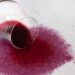 Nem tira-manchas caro, nem vinagre branco: leite frio que remove mancha de vinho tinto do sofá claro