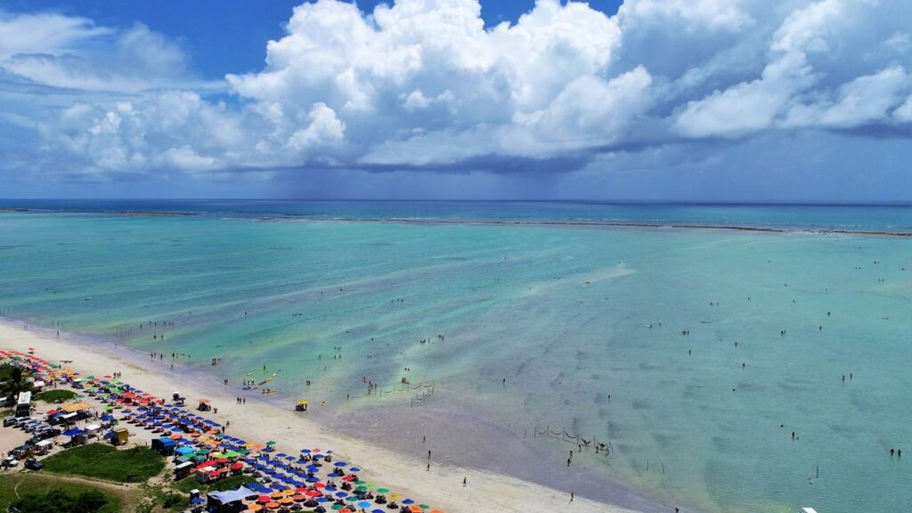 Águas cristalinas com cores que parecem filtro de foto: os 4 lugares do Brasil que deixam Caribe e Maldivas no chinelo