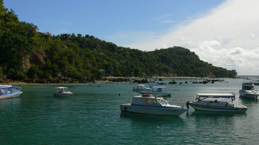 Onde o tempo para e os carros não entram: a ilha nordestina com a 4ª praia mais bonita do planeta