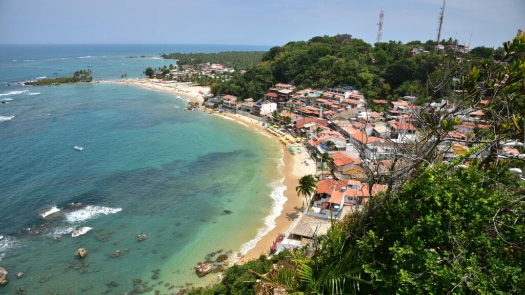 Onde o tempo para e os carros não entram: a ilha nordestina com a 4ª praia mais bonita do planeta