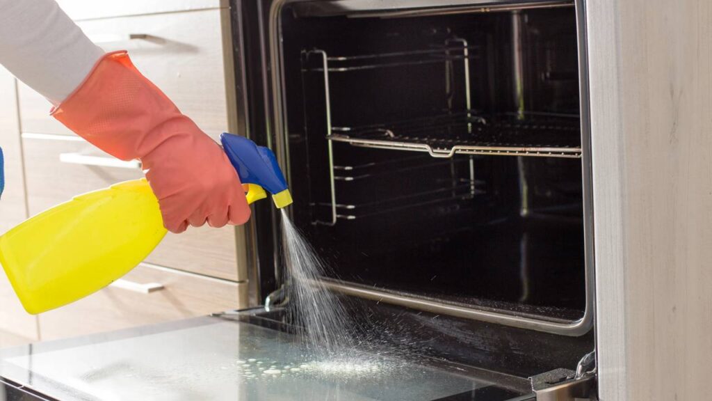 Nem esponja, nem palha de aço: jornal amassado que limpa vidro de forno sem riscar
