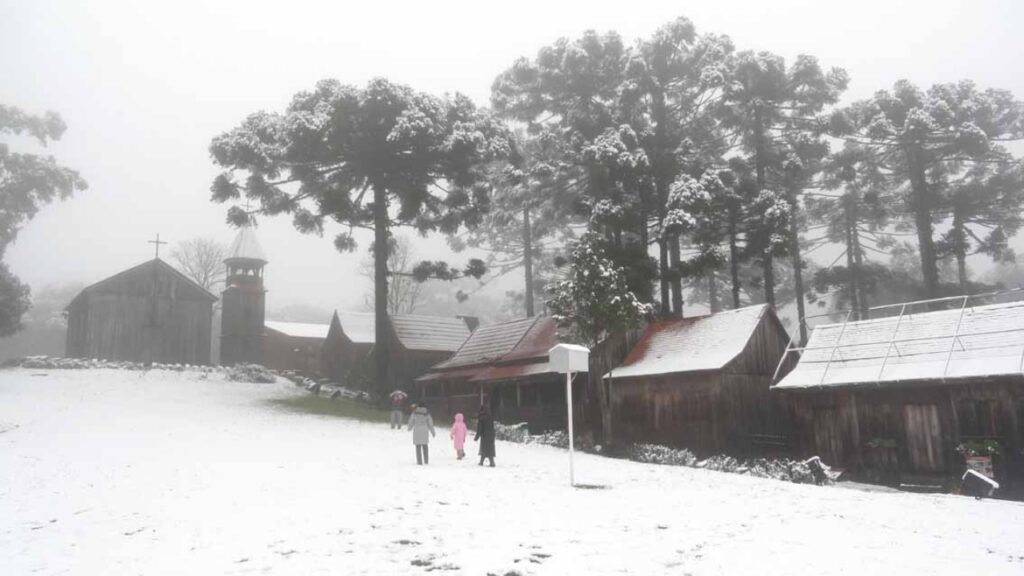 A cidade brasileira onde a neve transformou as ruas em um espetáculo que paralisou os moradores