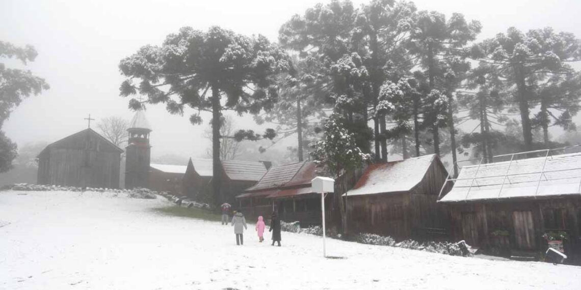 A cidade brasileira onde a neve transformou as ruas em um espetáculo que paralisou os moradores