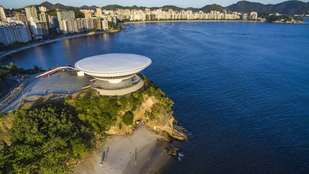 A cidade vizinha ao Rio que tem a melhor vista para o Cristo e seu próprio “disco voador”