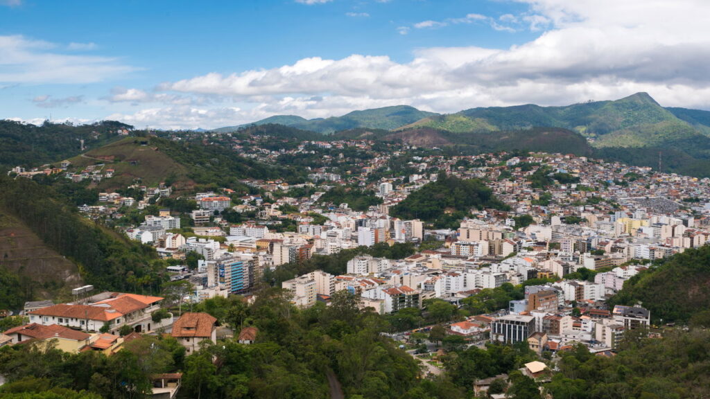 A única cidade brasileira fundada por imigrantes suíços e a 846 metros de altitude na serra fluminense