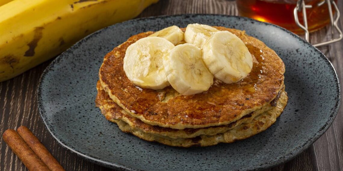 Panqueca de banana com aveia feita com só 3 ingredientes e pronta em minutos
