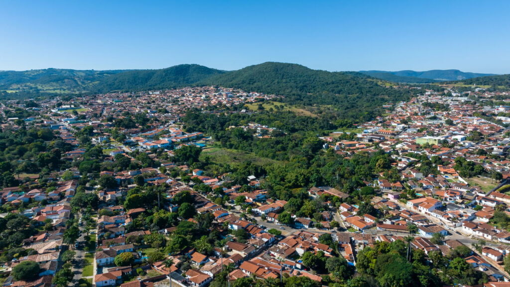 A cidade entre Brasília e Goiânia que preserva a história do Brasil e uma natureza exuberante
