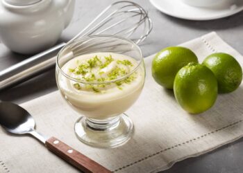 Mousse de limão com 3 ingredientes que não vai ao fogo para os seus dias quentes de verão