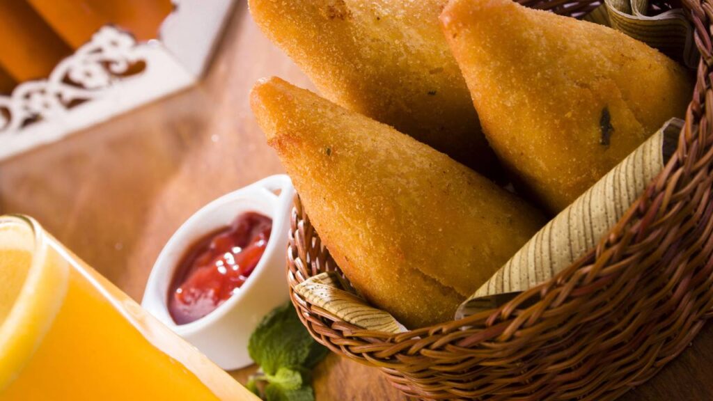 Aprenda a fazer crocantes risoles caseiros e bem recheados em 10 minutos